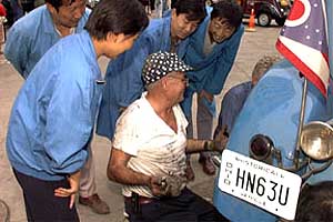Chic Kleptz and a team of recruits work on the
Marmon.